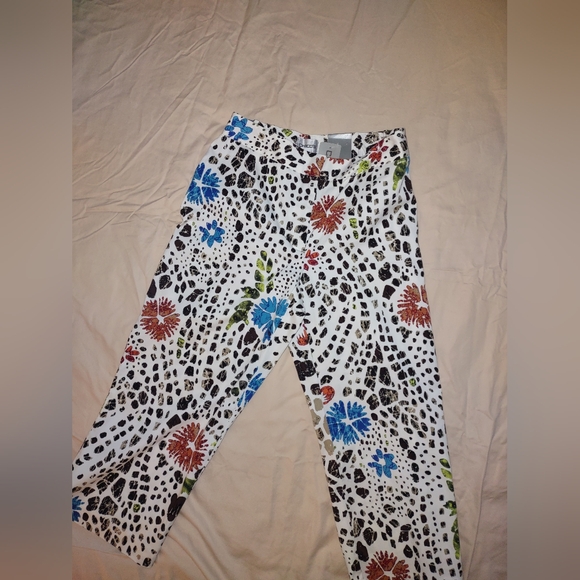 Chico's Relaxed Ladies Crop Capri pants, size 0, Spotted Floral print, NWT - Picture 2 of 15